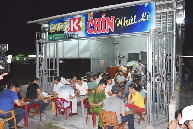 Phá sới bạc “khủng” trong đêm, bắt giữ 36 con bạc - 1 Cảnh sát ập vào bắt giữ 36 con bạc tại sới bạc đêm khuya quán cafe Chín Nhật Lệ