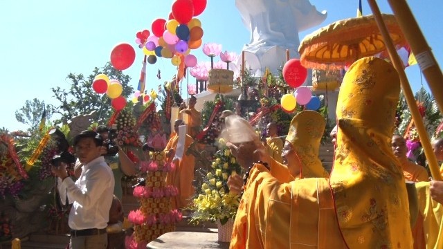 Khai hội Quán Thế Âm Huế 2016 - 1 Các thầy tiến hành nghi thức làm lễ dưới tượng phật Quán Thế Âm
