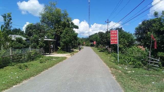 Khánh thành công trình thanh niên 1 km điện đường chiếu sáng - 2 Đoạn đường của xã Hồng Bắc, huyện miền núi A Lướ nay đã có điện đường chiếu sáng mới