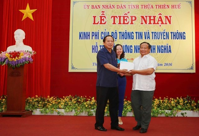 Bộ trưởng Trương Minh Tuấn trao 200 triệu đồng xây nhà tình nghĩa tại Huế - 2 Ông Đinh Khắc Đính, Phó Chủ tịch UBND tỉnh TT-Huế (phải) tiếp nhận kinh phí xây nhà tình nghĩa từ Bộ trưởng Trương Minh Tuấn