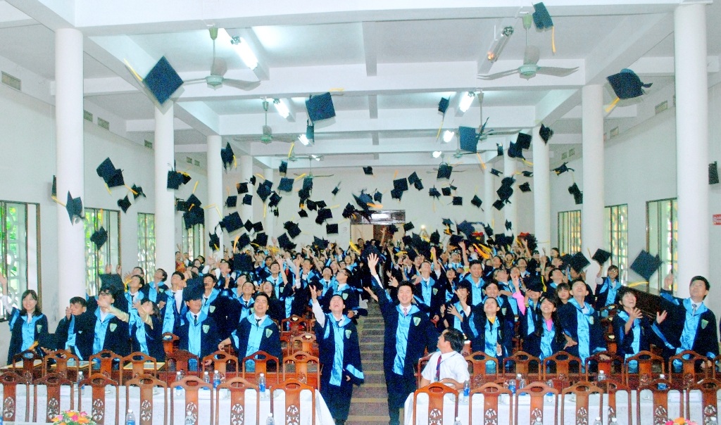 ĐH Khoa học - ĐH Huế xét tuyển đợt 1 với 2.200 chỉ tiêu ở nhiều ngành nghề hấp dẫn - 2 Lễ tốt nghiệp của sinh viên trường Đại học Khoa học Huế