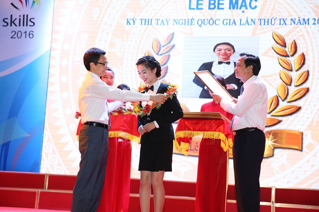 Trường Cao đẳng nghề Du lịch Huế - Nơi đào tạo nghề du lịch chất lượng tại miền Trung & Tây Nguyên - 5 Phó Thủ tướng Vũ Đức Đam và Ông Đào Ngọc Dung, Bộ trưởng Bộ LĐ,TB&XH trao giải cho thí sinh Nguyễn Thị Thùy Linh đạt giải Nhất nghề Dịch vụ Nhà hàng, Kỳ thi Tay nghề Quốc gia 2016