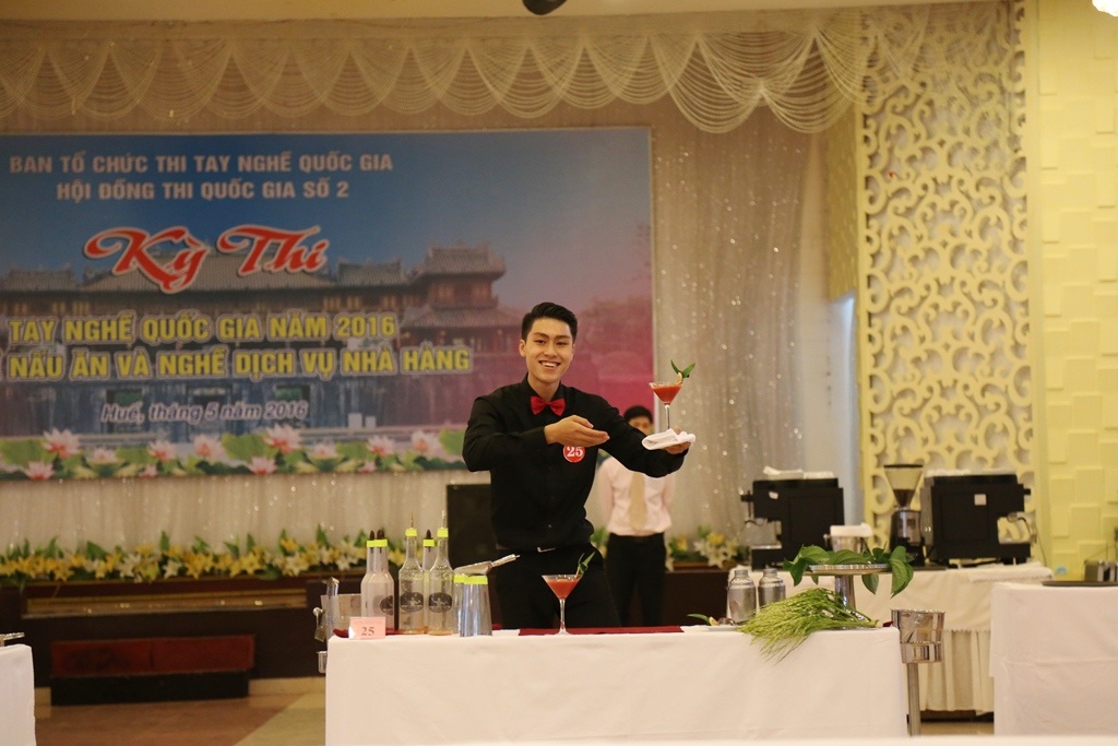 Trường Cao đẳng nghề Du lịch Huế - Nơi đào tạo nghề du lịch chất lượng tại miền Trung & Tây Nguyên - 10 Sinh viên Lê Anh Tuấn, trường Cao đẳng nghề Du lịch Huế đạt giải Ba nghề Dịch vụ Nhà hàng, Kỳ thi Tay nghề Quốc gia 2016
