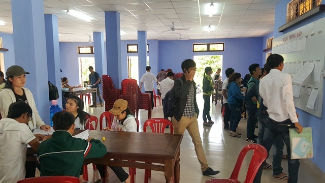 Đại học Huế: Nhộn nhịp thí sinh, phụ huynh đi nộp nguyện vọng 1 - 2 Khá đông thí sinh đến nộp hồ sơ xét tuyển vào Đại học Huế sáng 1/8