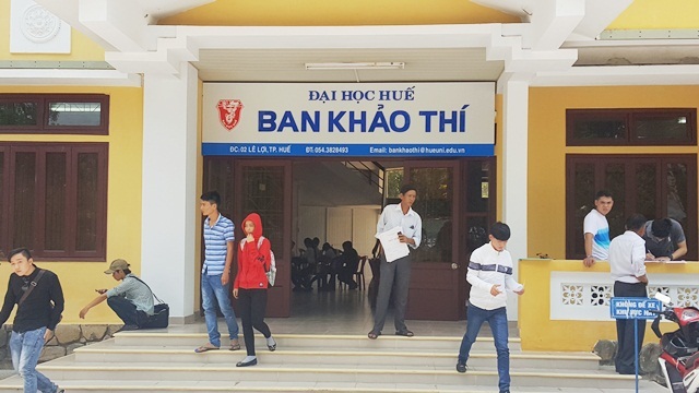Đại học Huế: Nhộn nhịp thí sinh, phụ huynh đi nộp nguyện vọng 1 - 1 Đại học Huế: Nhộn nhịp thí sinh, phụ huynh đi nộp nguyện vọng 1 - 1