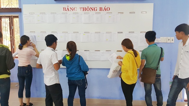 Đại học Huế: Nhộn nhịp thí sinh, phụ huynh đi nộp nguyện vọng 1 - 4 Các em chăm chú đọc kỹ các thông tin về trường, cách nộp hồ sơ...