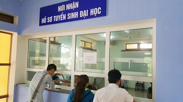 Đại học Huế: Nhộn nhịp thí sinh, phụ huynh đi nộp nguyện vọng 1 - 8 Nhận hồ sơ xét tuyển