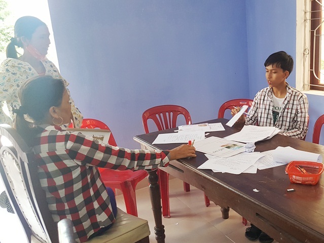 Đại học Huế: Nhộn nhịp thí sinh, phụ huynh đi nộp nguyện vọng 1 - 6 Các phụ huỵnh sát cánh bên con