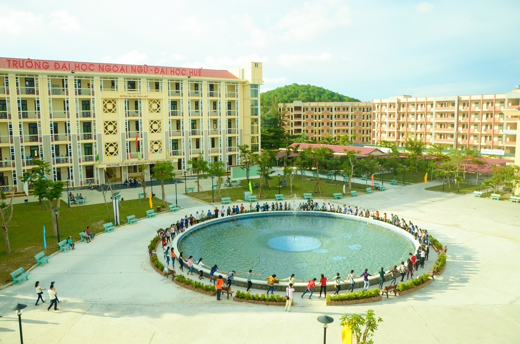 Trường Đại học Ngoại ngữ Huế tuyển sinh đợt 1 năm 2016 - 5 Khuôn viên rộng rãi, thoáng mát và hệ thống nhạc nước sinh động ở giữa trường giúp các sinh viên Đại học Ngoại ngữ Huế thoải mái sau giờ học