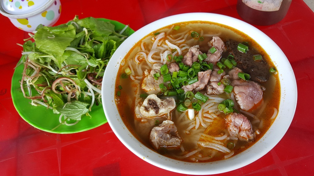 Không có chuyện muốn bán bún bò phải đến Huế xin phép - 2 Một tô bún bò Huế bình dân bán buổi sáng cho người dân lao động