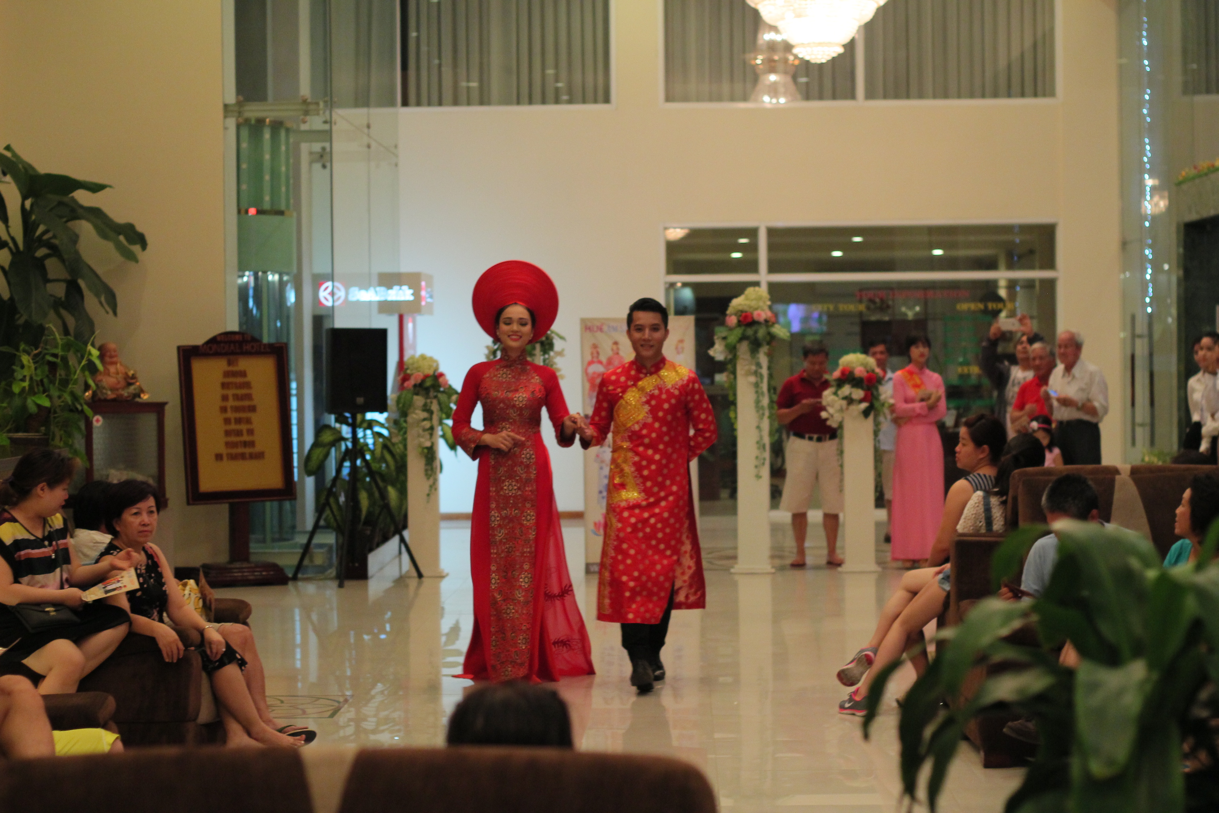 Mini show áo dài tại khách sạn Cherish và Mondial chiều 5/8