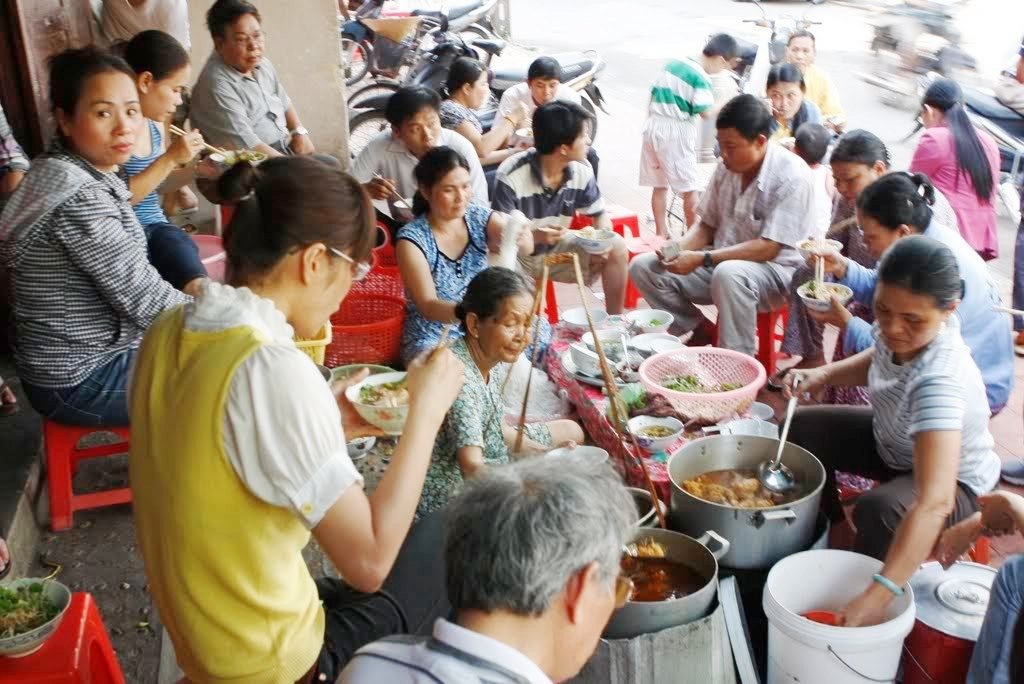 Không có chuyện muốn bán bún bò phải đến Huế xin phép - 3 Gánh bún bò mệ Kéo lâu đời tại TP Huế (ảnh: Internet). Việc nhãn hiệu Bún bò Huế ra đời không bắt buộc những quán bún, gánh bún hay nhà hàng bún bò Huế trong và ngoài nước phải đăng ký, mà mục đích là để giữ thương hiệu cho tỉnh Thừa Thiên Huế. Chỉ những cá nhân, đơn vị sử dụng logo của nhãn hiệu Bún bò Huế thì mới phải đăng ký, còn không thì vẫn kinh doanh bình thường