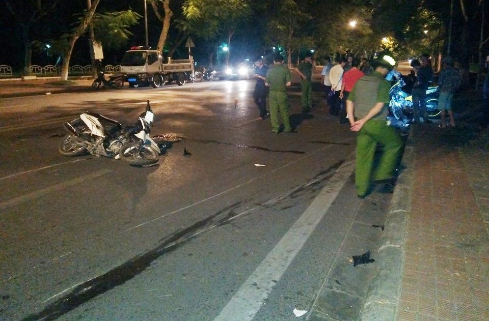 Xe máy kẹp ba gây tai nạn, 1 người chết, 3 người nhập viện - 1
Hiện trường vụ tai nạn nghiêm trọng.