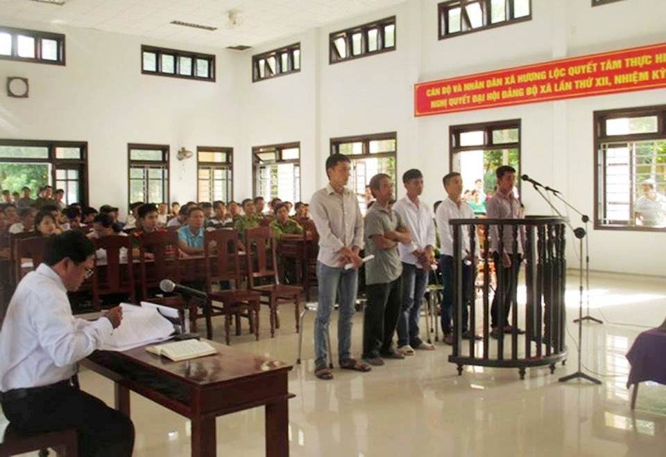Nhóm “lâm tặc” tấn công kiểm lâm trọng thương nhận án tù - 1 Các đối tượng hành hung kiểm lâm tại phiên tòa