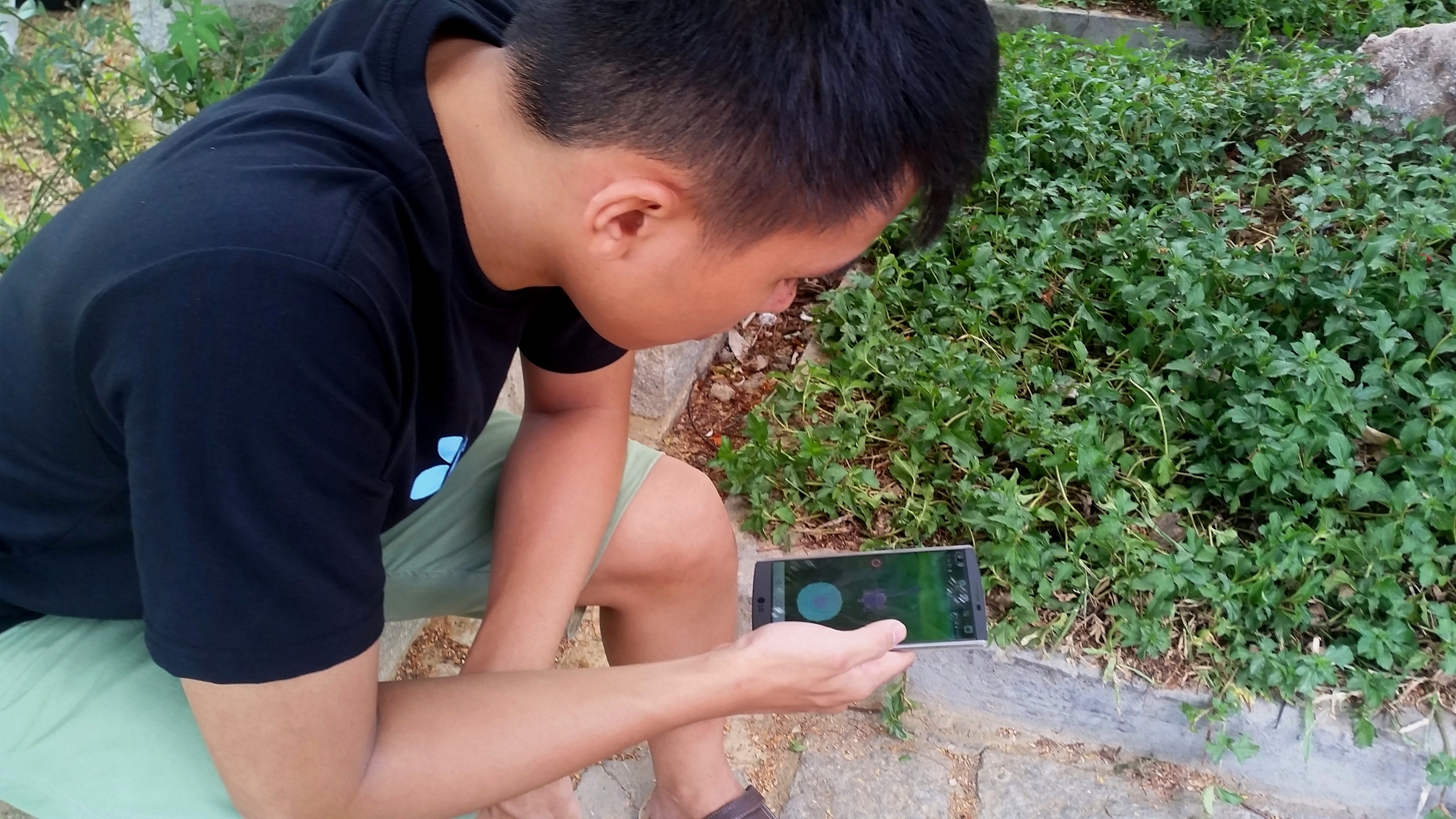 Game thủ đang say mê với trò chơi Pokemon Go trên điện thoại