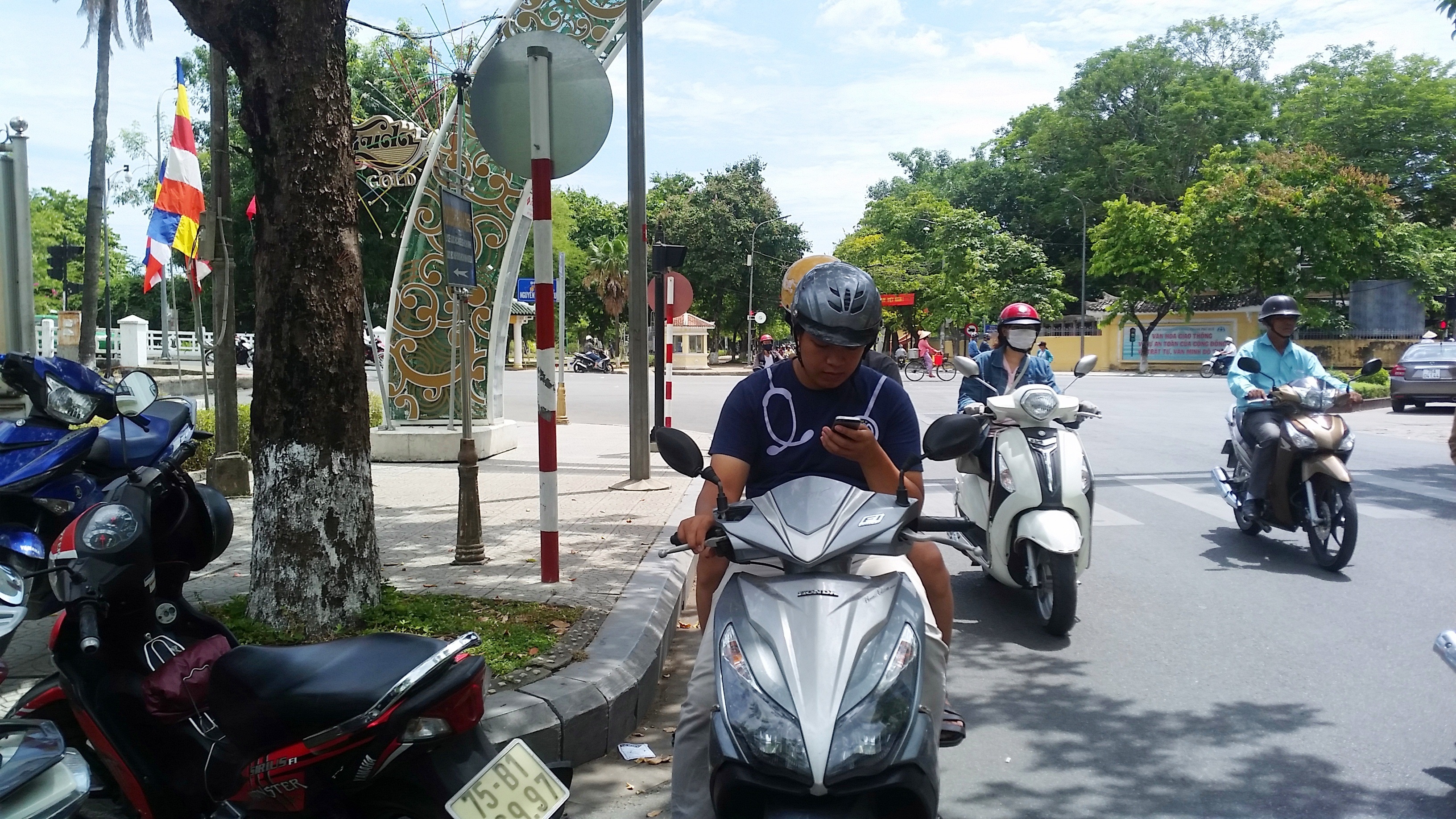 Chơi Pokemon Go trên xe máy rất nguy hiểm