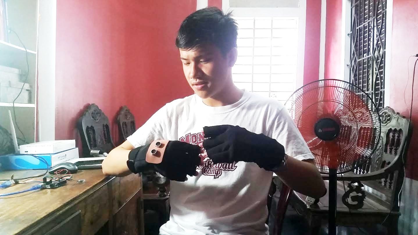 Học sinh chế tạo găng tay thông minh giúp đỡ người khiếm thị - 2 Đôi găng tay thông minh dành cho người khuyết tật đã hoàn thiện