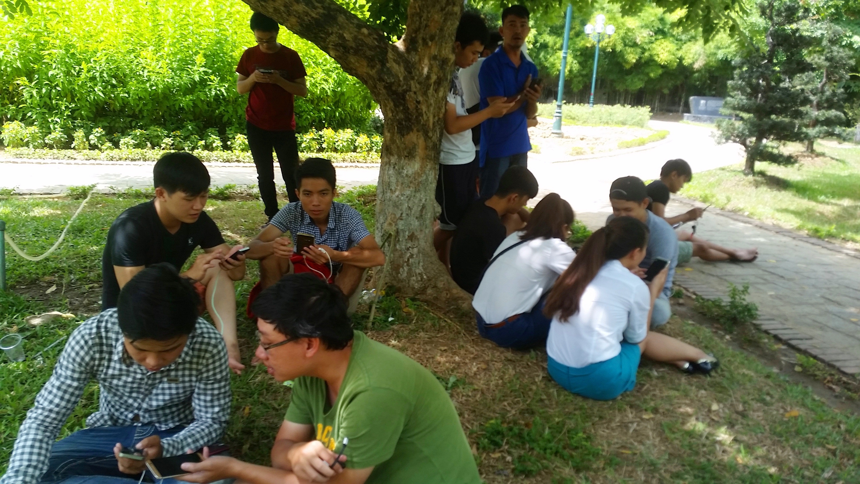 Các bạn trẻ Hues tụm nhau chơi Pokemon ở công viên