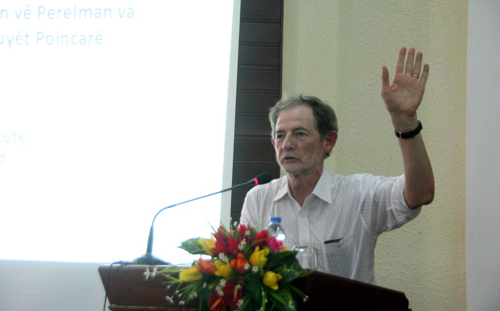 2 bài giảng Toán học thú vị của GS. Ngô Bảo Châu và GS. John Ball - 1 GS. John Ball, Hiệp sĩ Anh năm 2006