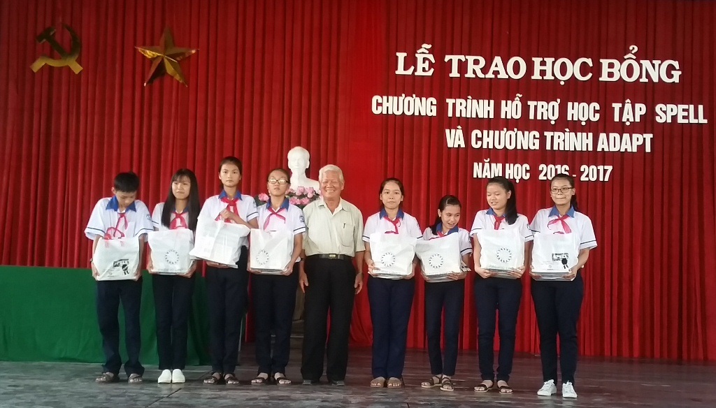 Trao học bổng Đông Tây hội ngộ cho học sinh nghèo TP Huế - 2 Ông Nguyễn Hữu Lễ, Phó Chủ tịch Hội Khuyến học tỉnh Thừa Thiên Huế trao quà cho các em học sinh trường THCS Chu Văn An.