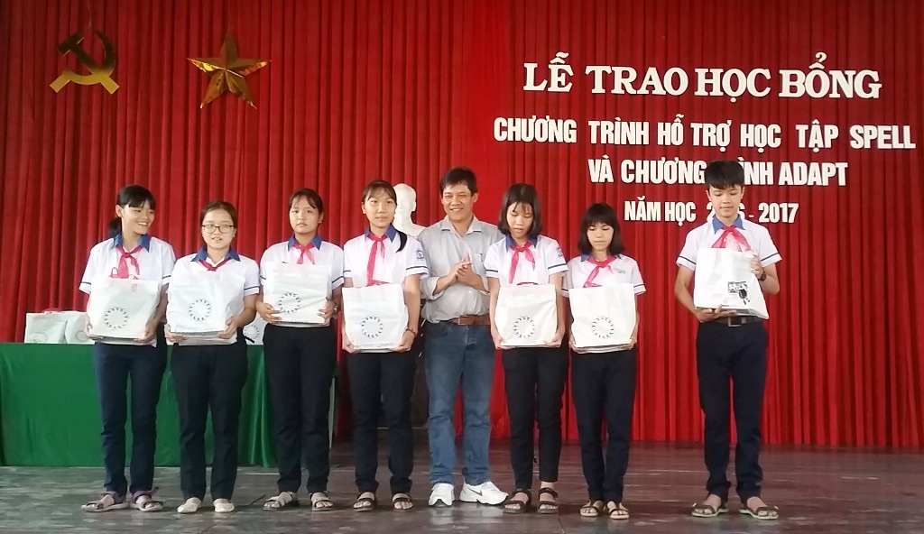 Trao học bổng Đông Tây hội ngộ cho học sinh nghèo TP Huế - 1
Trao các suất học bổng đến các em học sinh.