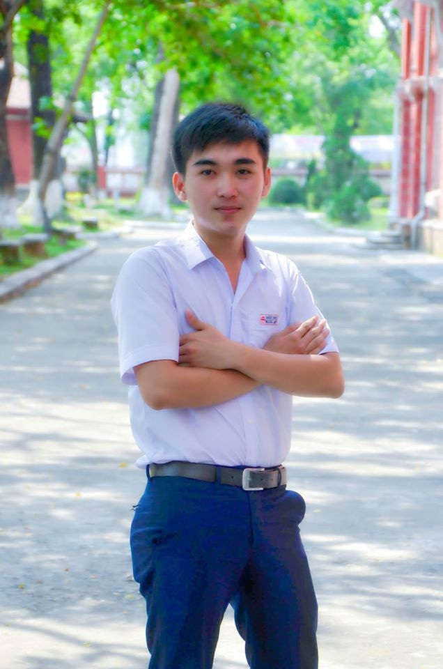 Thủ khoa Đại học Huế chọn nghề y để cứu người - 3 Theo Tiến: “Mình chỉ nên học các môn thi ĐH nhiều hơn các môn khác chứ không phải là bỏ bê”. Chia sẻ về kinh nghiệm trước kỳ thi, Tiến cho biết không nên học nhiều mà chỉ ôn lại những kiến thức quan trọng và phải giữ được đầu óc tỉnh táo nhất (ảnh: nhân vật cung cấp)