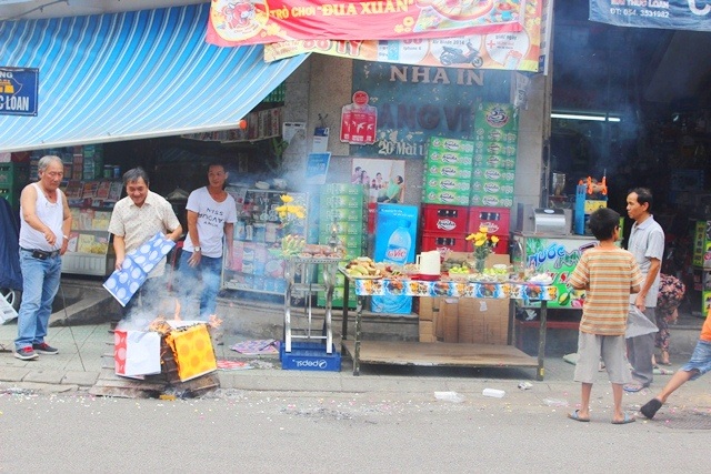 TP Huế ra quy định chặt chẽ khi đốt, rải vàng mã - 1 Rất nhiều dân Huế cúng và đốt vàng mã tại ngày 23/5 âm lịch - lễ tế thất thủ kinh đô tại TP Huế