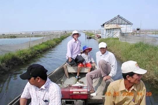 Lựa chọn nghề "bác sĩ sông nước" - 1 Các “bác sĩ sông nước” đang tác nghiệp