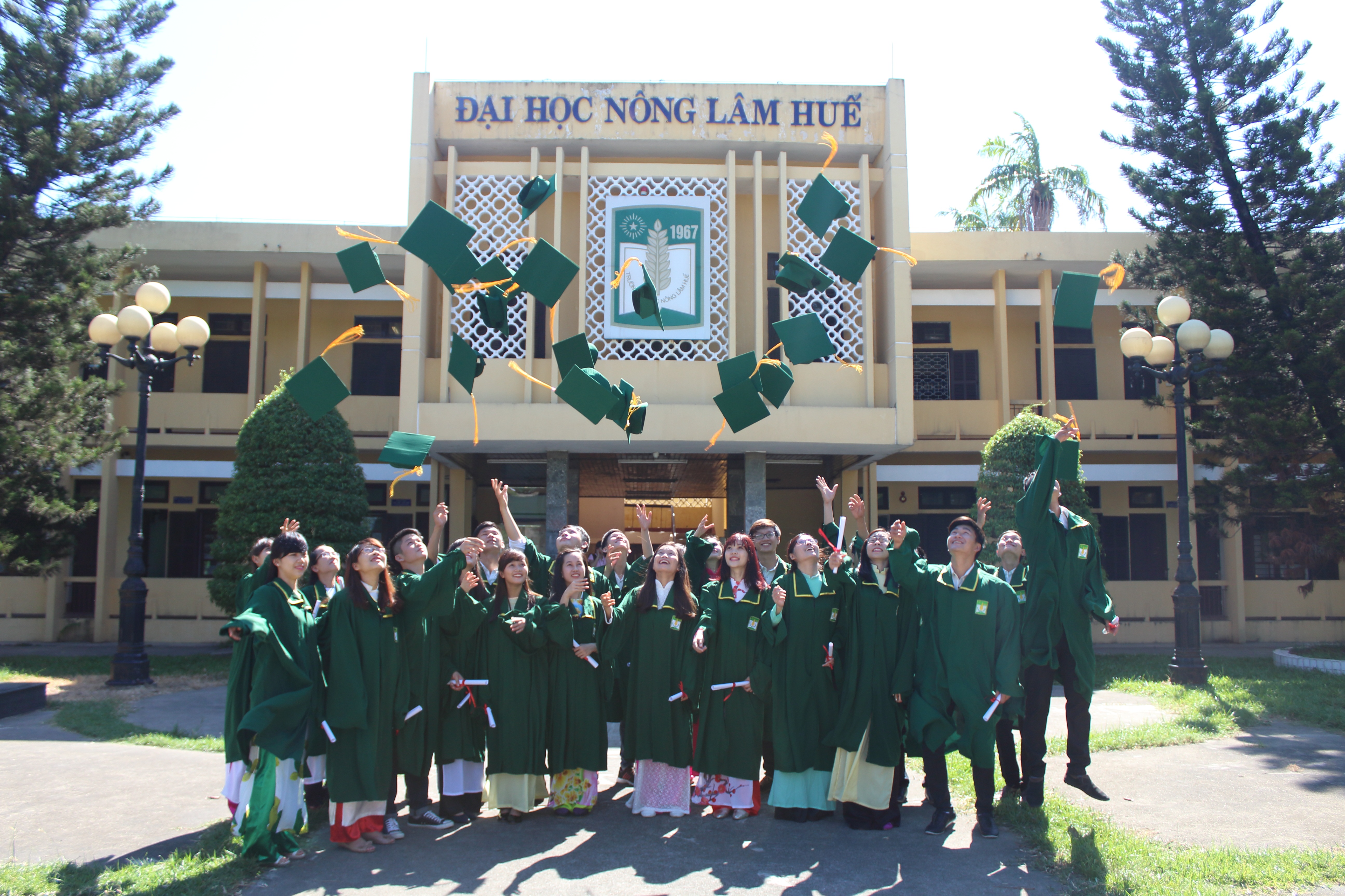 Các sinh viên vừa tốt nghiệp ở trường Đại học Nông lâm Huế