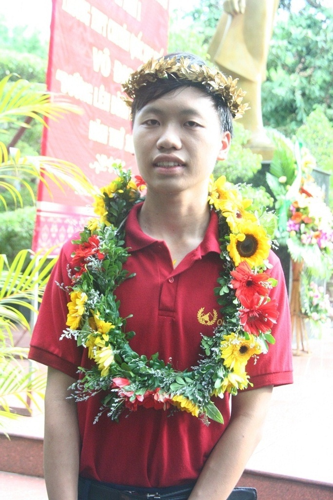 “Thanh Chương, ánh dương Quốc học Huế” - 1 Hồ Đắc Thanh Chương với vòng nguyệt quế nạm vàng lần đầu tiên trong lịch sử Olympia dưới chân tượng đài Nguyễn Tất Thành, sân trường THPT chuyên Quốc Học Huế chiều 22/8