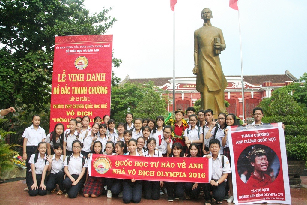 “Thanh Chương, ánh dương Quốc học Huế” - 8 Nhiều lớp học, học sinh THPT chuyên Quốc Học Huế chụp ảnh lưu niệm với Hồ Đắc Thanh Chương