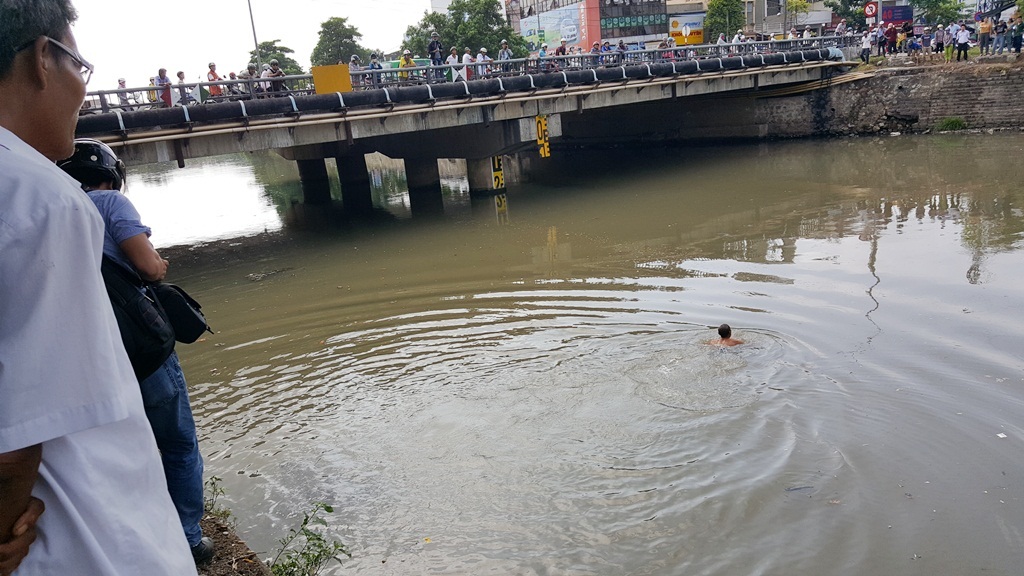 Cá nhỏ chết, bơi lờ đờ trên sông An Cựu - 4 Có người tranh thủ nhảy xuống sông bắt cá