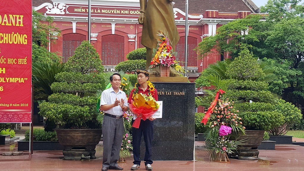 “Thanh Chương, ánh dương Quốc học Huế” - 4 Ông Bùi Thanh Hà, Phó Bí thư tỉnh ủy Thừa Thiên Huế trao hoa và phần thưởng 20 triệu đồng của tỉnh tới em Thanh Chương