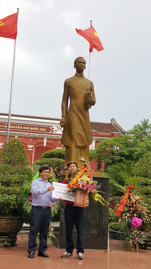 “Thanh Chương, ánh dương Quốc học Huế” - 5 Ông Nguyễn Văn Thành, Chủ tịch UBND Thành phố Huế tặng thưởng em Chương