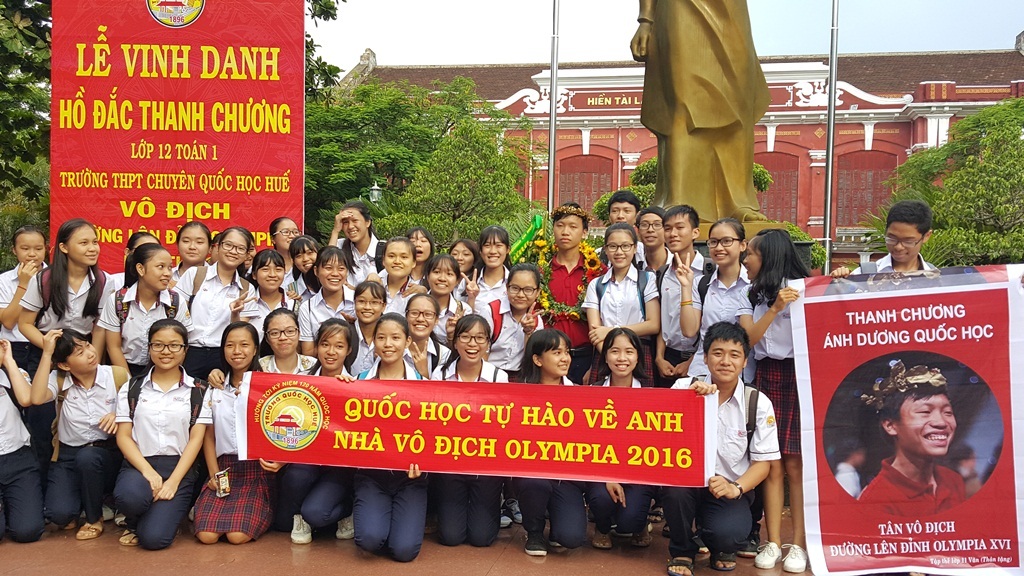 Quán quân Olympia kẹt trong “vòng vây” của học sinh Quốc học Huế - 8
Cả trường Quốc học rất tự hào về Thanh Chương. Từ giờ học sinh trong trường đi đâu cũng bàn tán, nói chuyện về Thanh Chương và có hình tượng tuyệt vời để khoe với bạn bè trường khác