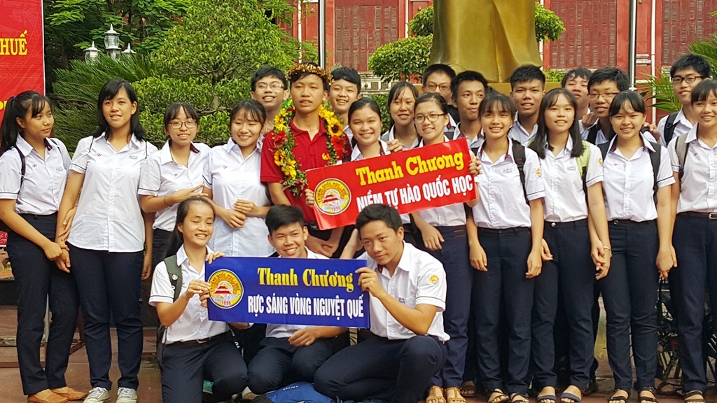 Quán quân Olympia kẹt trong “vòng vây” của học sinh Quốc học Huế - 7 Quá nhiều lớp xin chụp ảnh với Thanh Chương làm Chương mệt đừ