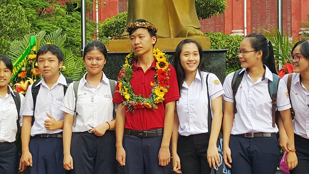 Quán quân Olympia kẹt trong “vòng vây” của học sinh Quốc học Huế - 3 Quán quân Olympia kẹt trong “vòng vây” của học sinh Quốc học Huế - 3