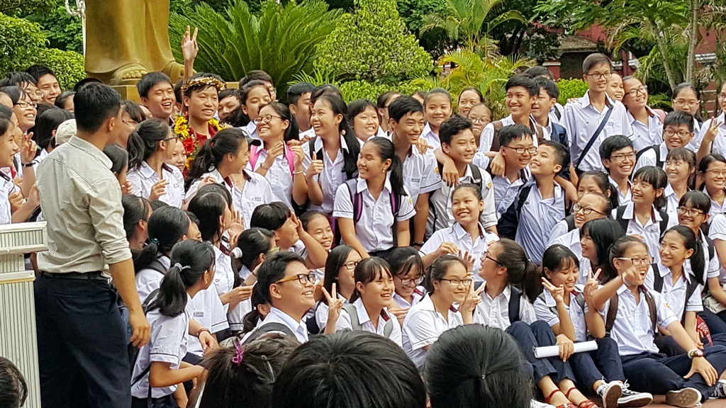 Quán quân Olympia kẹt trong “vòng vây” của học sinh Quốc học Huế - 5 Chương thực sự kẹt trong vòng vây chụp ảnh của học sinh Quốc Học