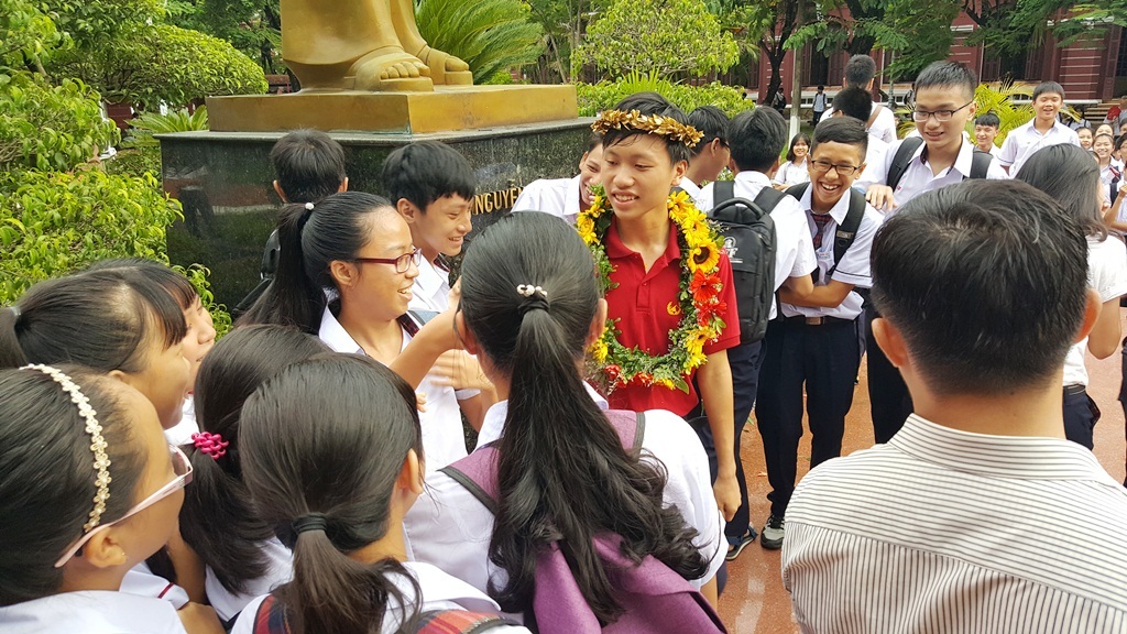 Quán quân Olympia kẹt trong “vòng vây” của học sinh Quốc học Huế - 2 Những nụ cười, bắt tay, ôm hôn thắm thiết của học sinh Quốc Học Huế giành cho Thanh Chương