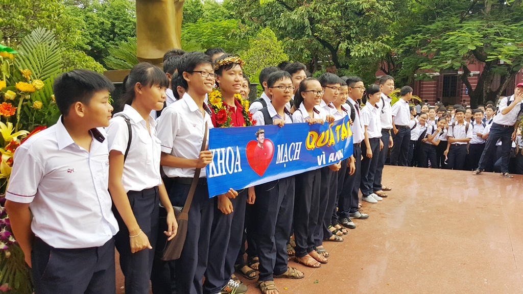 Quán quân Olympia kẹt trong “vòng vây” của học sinh Quốc học Huế - 6 Các slogan vui nhộn được làm sẵn để đón Thanh Chương