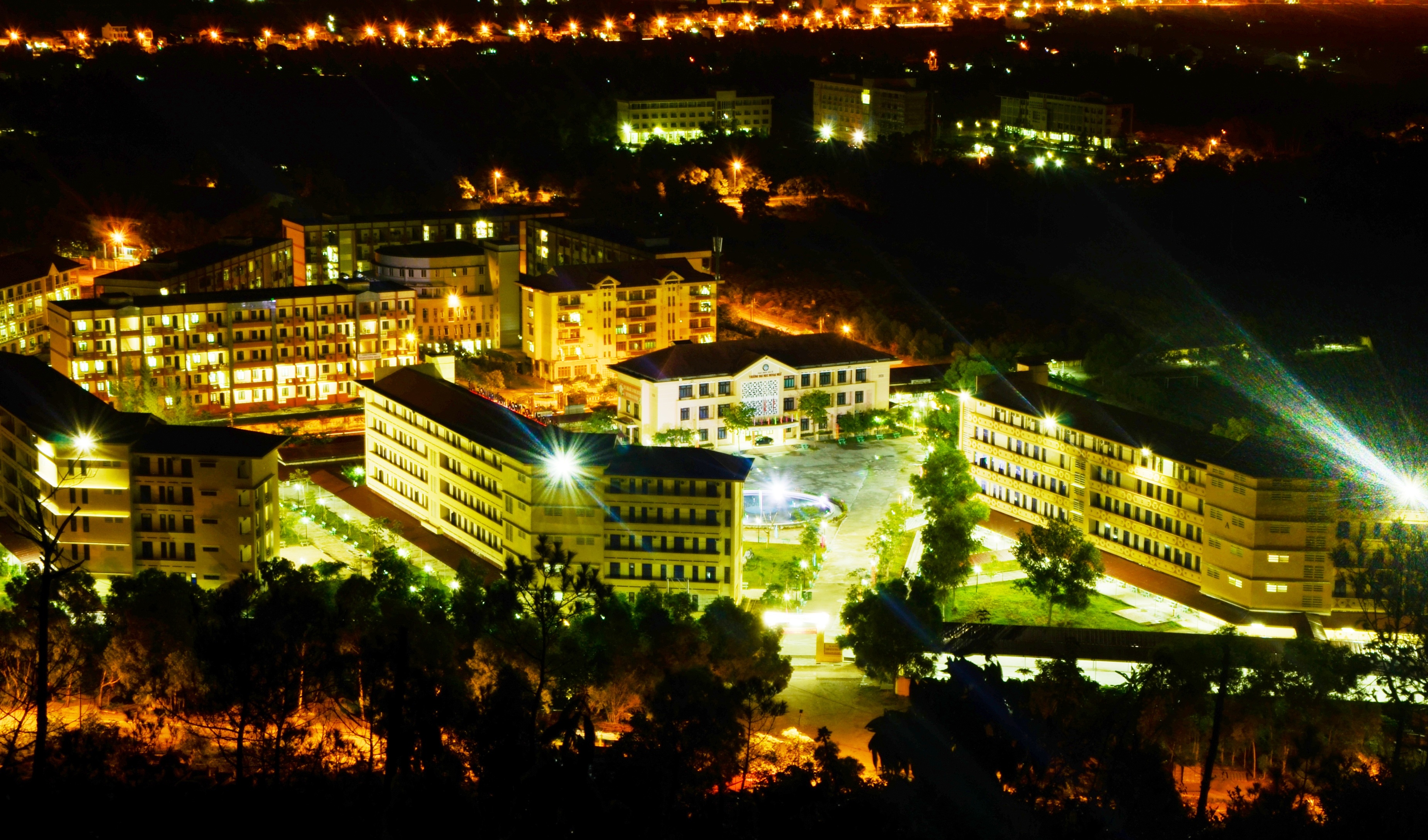 Trường Đại học Ngoại ngữ Huế rực rỡ về đêm