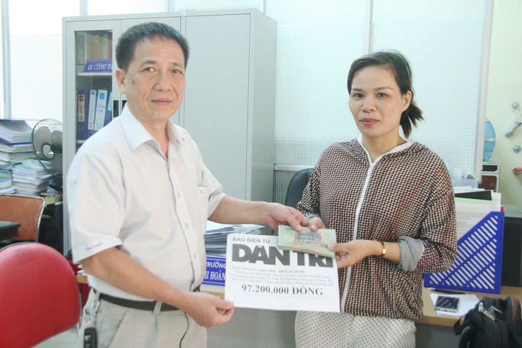 Trao hơn 97 triệu đến người mẹ có các con thơ đếm sự sống từng ngày - 1 BS. Hoàng Bách Thảo, Trưởng Phòng Kế hoạch Tổng hợp, Bệnh viện Trung ương Huế thay mặt báo Dân trí trao quà 97.200.000 đồng cho chị Nga