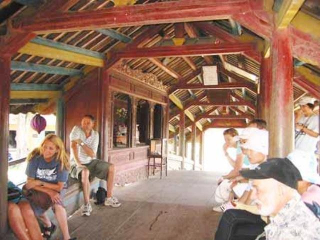 Sẽ hạ giải cầu ngói Thanh Toàn 240 năm tuổi để tu bổ, tôn tạo - 6 Phía trong cầu là nơi nghỉ ngơi lý tưởng cho người dân quê Thủy Thanh và khách du lịch