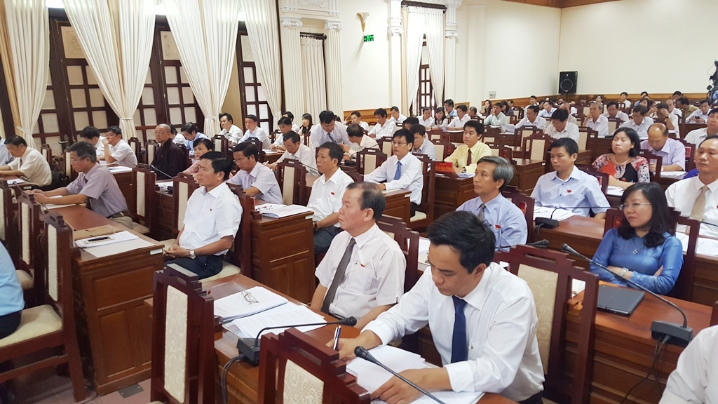 BTC Festival Huế bị phản ứng vì thay đổi đơn vị thiết kế? - 1 Kỳ họp thứ 2 HĐND tỉnh Thừa Thiên Huế khóa VII đã nhận được nhiều câu hỏi chất vấn về các vấn đề văn hóa, và nhắc lại câu chuyện Festival Huế 2016