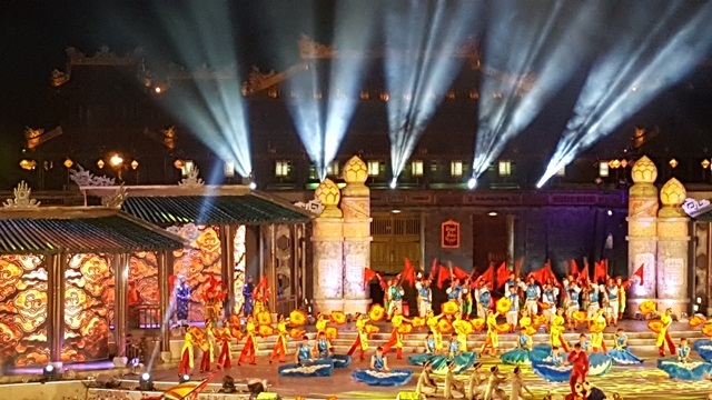 BTC Festival Huế bị phản ứng vì thay đổi đơn vị thiết kế? - 2 Sân khấu Festival Huế 2016 lần đầu được giao cho trường Đại học Nghệ thuật Huế thiết kế, nhưng sau đó lại được giao cho đơn vị khác mà không thông báo cho trường biết