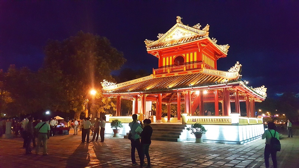 Phu Văn Lâu tỏa vẻ đẹp rực rỡ trong đêm - 14 Người dân và du khách đứng chiêm ngưỡng Phu Văn Lâu về đêm