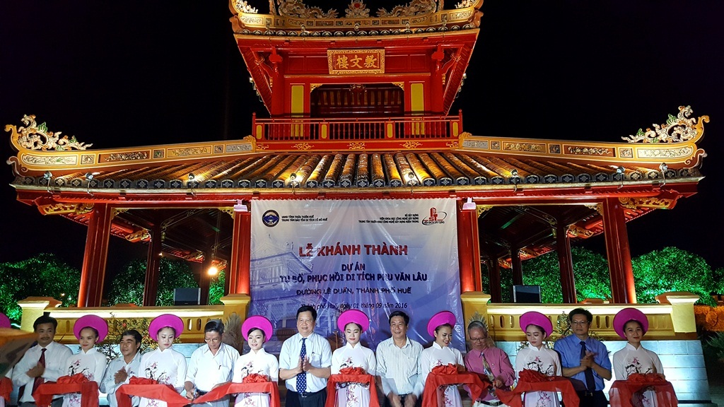 Phu Văn Lâu tỏa vẻ đẹp rực rỡ trong đêm - 1 Cắt băng khánh thành di tích Phu Văn Lâu được tu bổ, phục hồi thành công