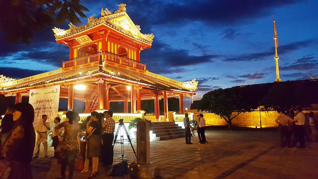 Phu Văn Lâu tỏa vẻ đẹp rực rỡ trong đêm - 19 thì Phu Văn Lâu ban đêm tỏa vẻ đẹp rực rỡ, mềm mại, cuốn hút