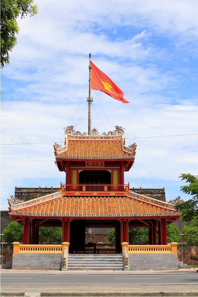 Phu Văn Lâu tỏa vẻ đẹp rực rỡ trong đêm - 18 Nếu Phu Văn Lâu ban ngày có vẻ đẹp cổ kính, uy nghiêm