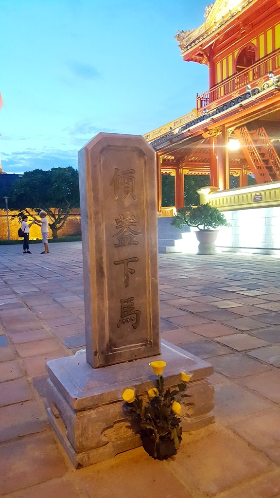 Phu Văn Lâu tỏa vẻ đẹp rực rỡ trong đêm - 6 2 tấm bia bằng đá Thanh với chữ Khuynh Cái Hạ Mã trước đây không còn nữa đã được phục hồi lại